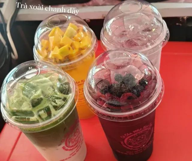 Ly trà xoài chanh dây, matcha và trà dâu học viên làm để bán