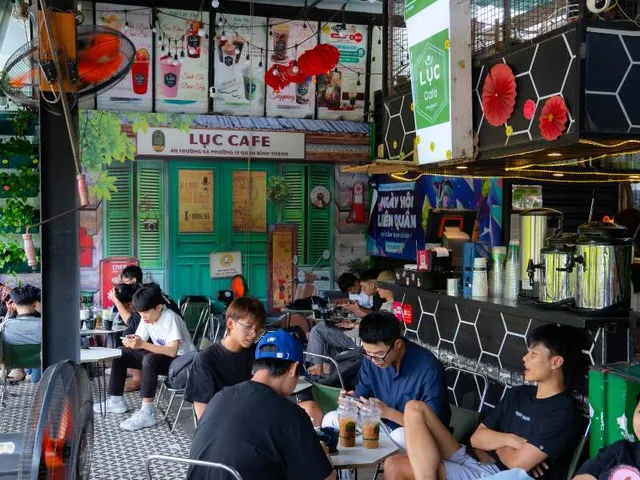 Quán Lục Cafe đông khách ngồi kín bàn, quầy pha chế phía sau