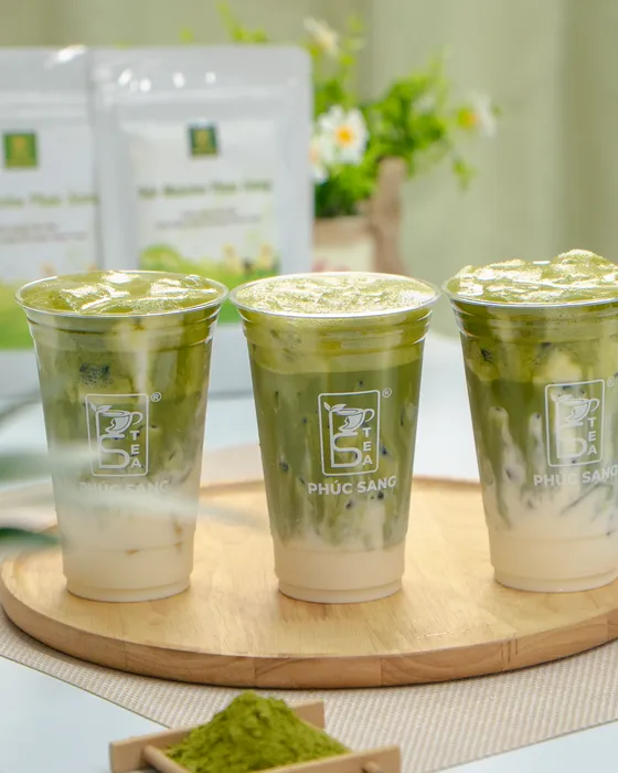 Ba ly matcha latte tách lớp trên khay gỗ cạnh bột matcha