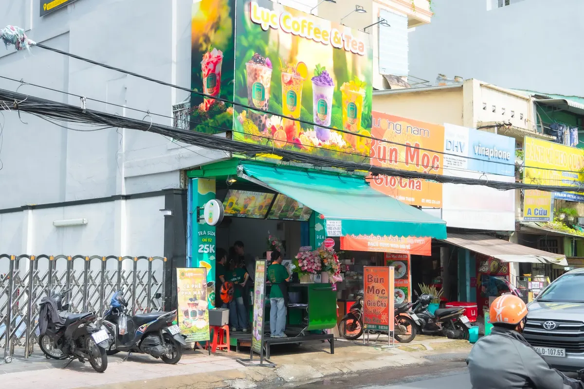 Mặt tiền quầy bán mang đi của Lục Coffee & Tea, quán của cô Ly ở TP.HCM, quầy mở ra vỉa hè