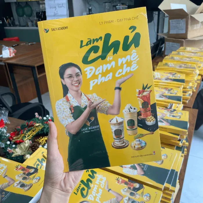 Cuốn sách giáo trình Làm chủ từ đam mê pha chế của cô Ly Phạm