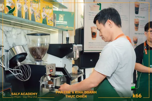 Học viên thực hành đứng quầy pha chế tại học viện