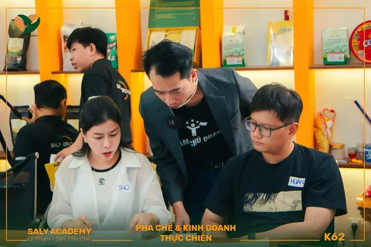 Học viên khóa K62 thực hành tại quầy pha chế của học viện
