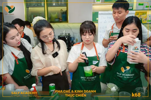 Học viên khóa K68 cầm ly thành phẩm tự pha tại lớp