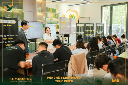 Lớp học kinh doanh F&B với đông học viên tại học viện