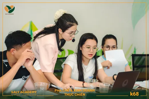 Buổi học kế hoạch kinh doanh với giảng viên Ly Phạm và học viên