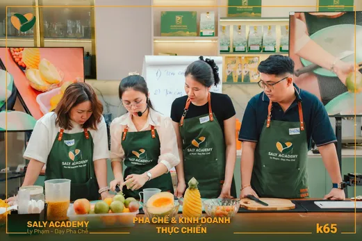 Học viên thực hành pha chế trà trái cây trong buổi học đầu tiên