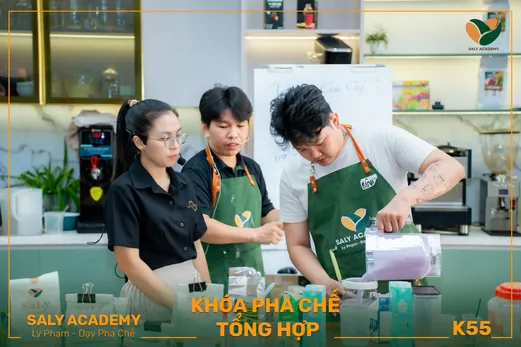 Học viên nấu sốt khoai môn cho món trà sữa tại lớp