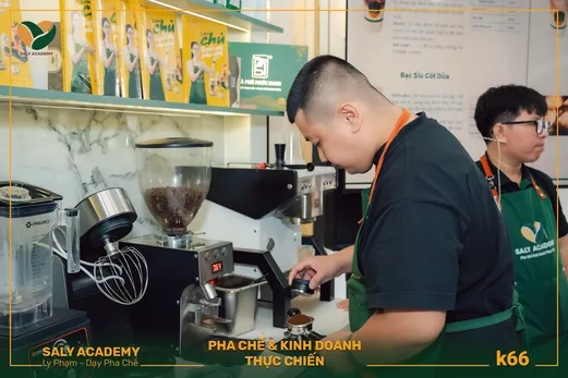 Học viên đứng máy pha cà phê espresso trong buổi thực hành