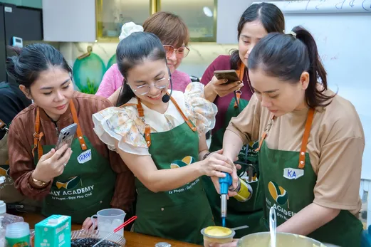 Nhóm học viên thực hành pha trà sữa cùng trợ giảng