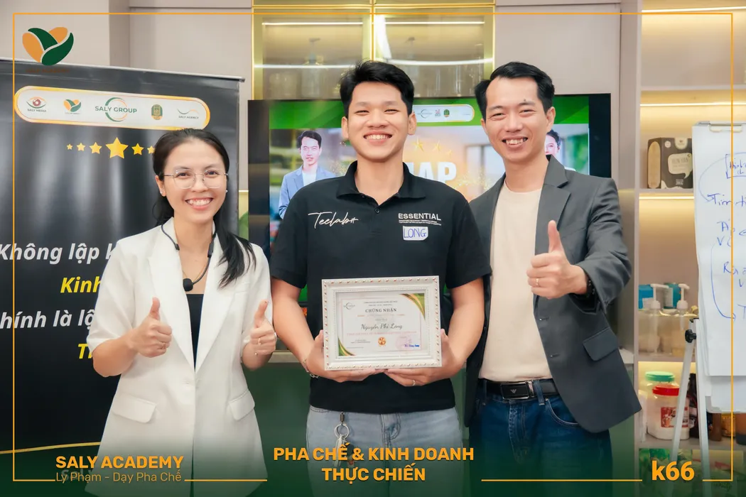 Học viên nhận bằng chứng nhận hoàn thành khóa học từ giảng viên