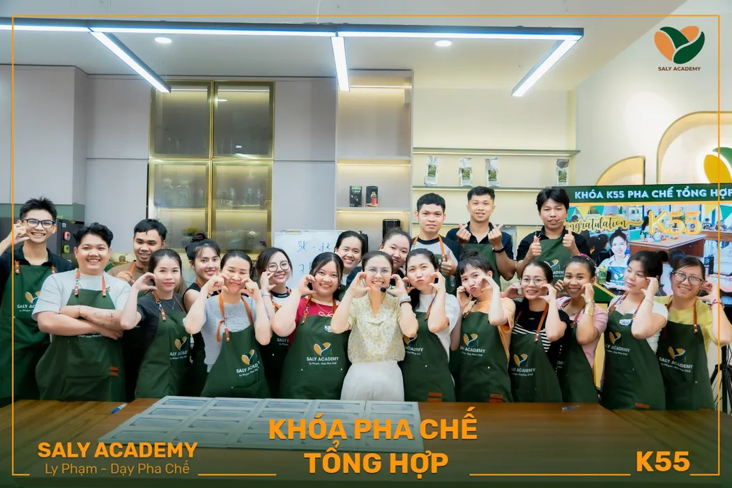 Cả lớp khóa pha chế tổng hợp K55 chụp ảnh nhận bằng chứng nhận