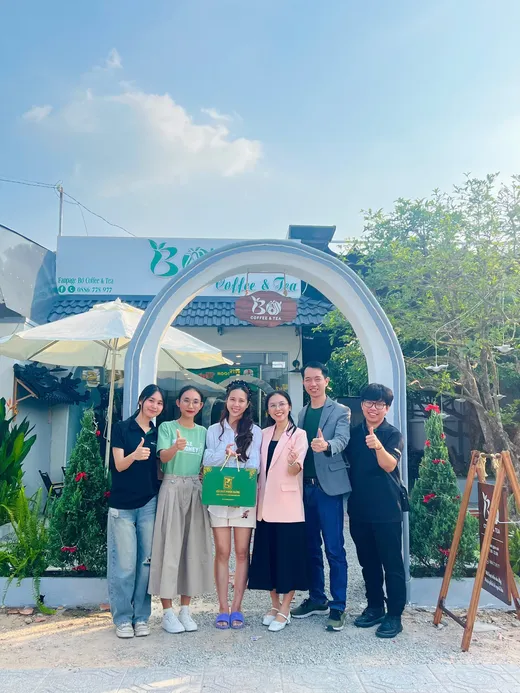 Học viên và giảng viên tại quán mới khai trương