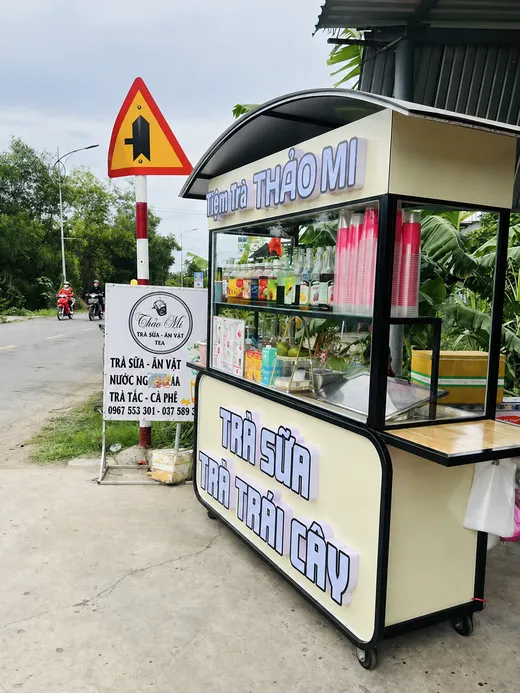 Xe đẩy bán trà sữa và trà trái cây của học viên