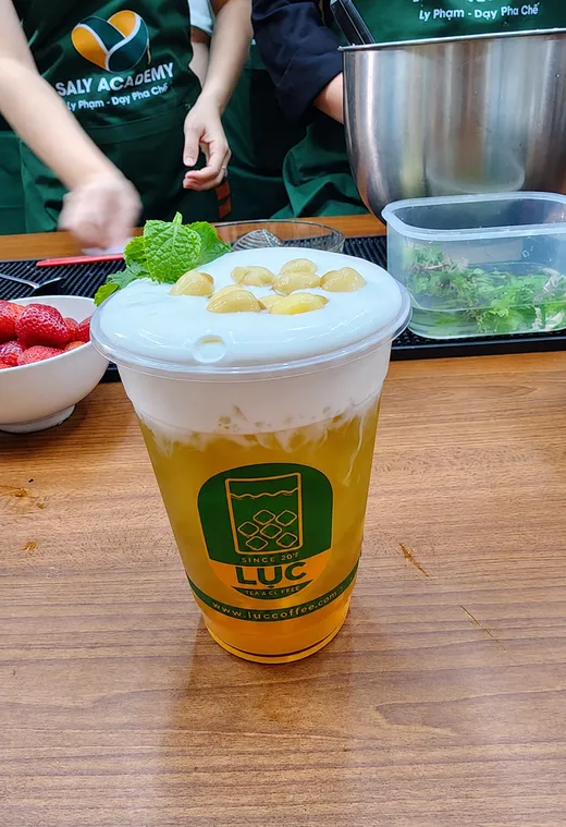 Ly trà trái cây kem sữa và topping hạt sen học viên làm tại lớp