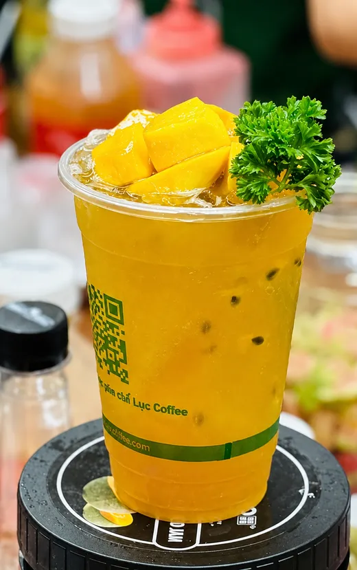 Ly trà xoài nhiệt đới trang trí ngò tây
