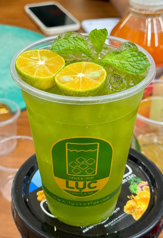 Ly trà tắc bạc hà màu xanh với lát tắc