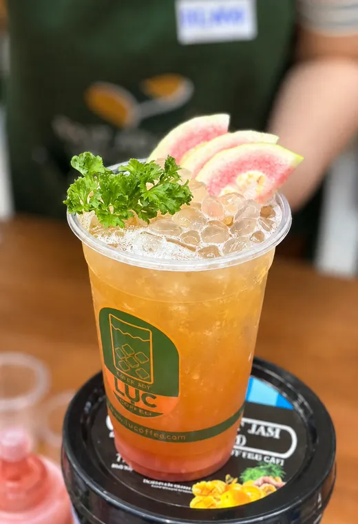 Ly trà ổi hồng đá viên trang trí ngò tây