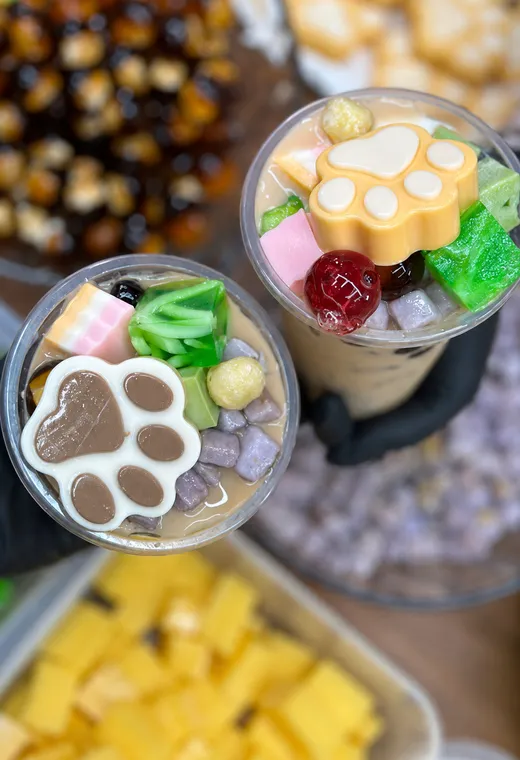 Topping khúc bạch, phô mai viên và thạch trái cây trong khay