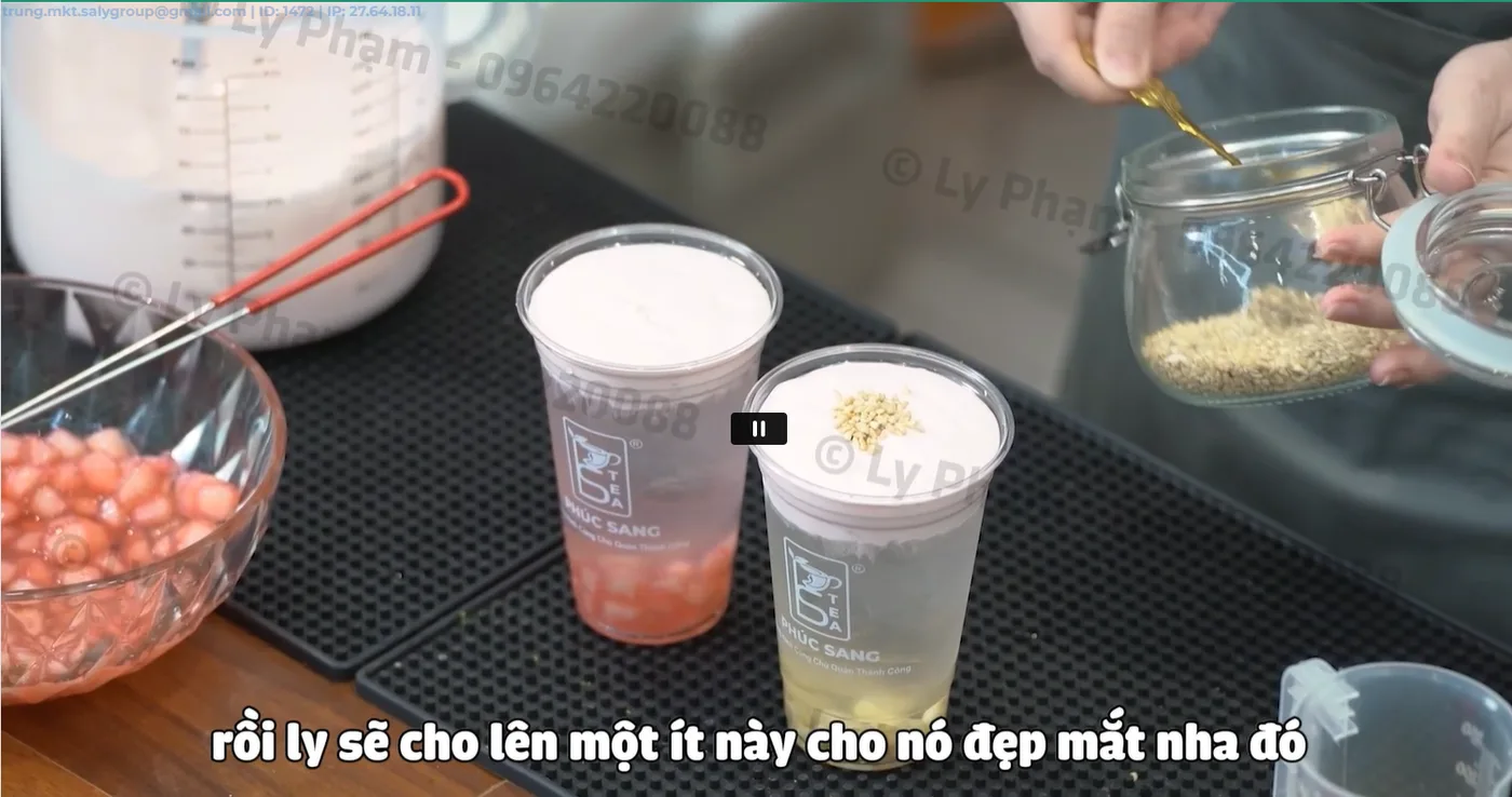 Thao tác thêm topping vào ly nước dừa trong một bài giảng quay sẵn