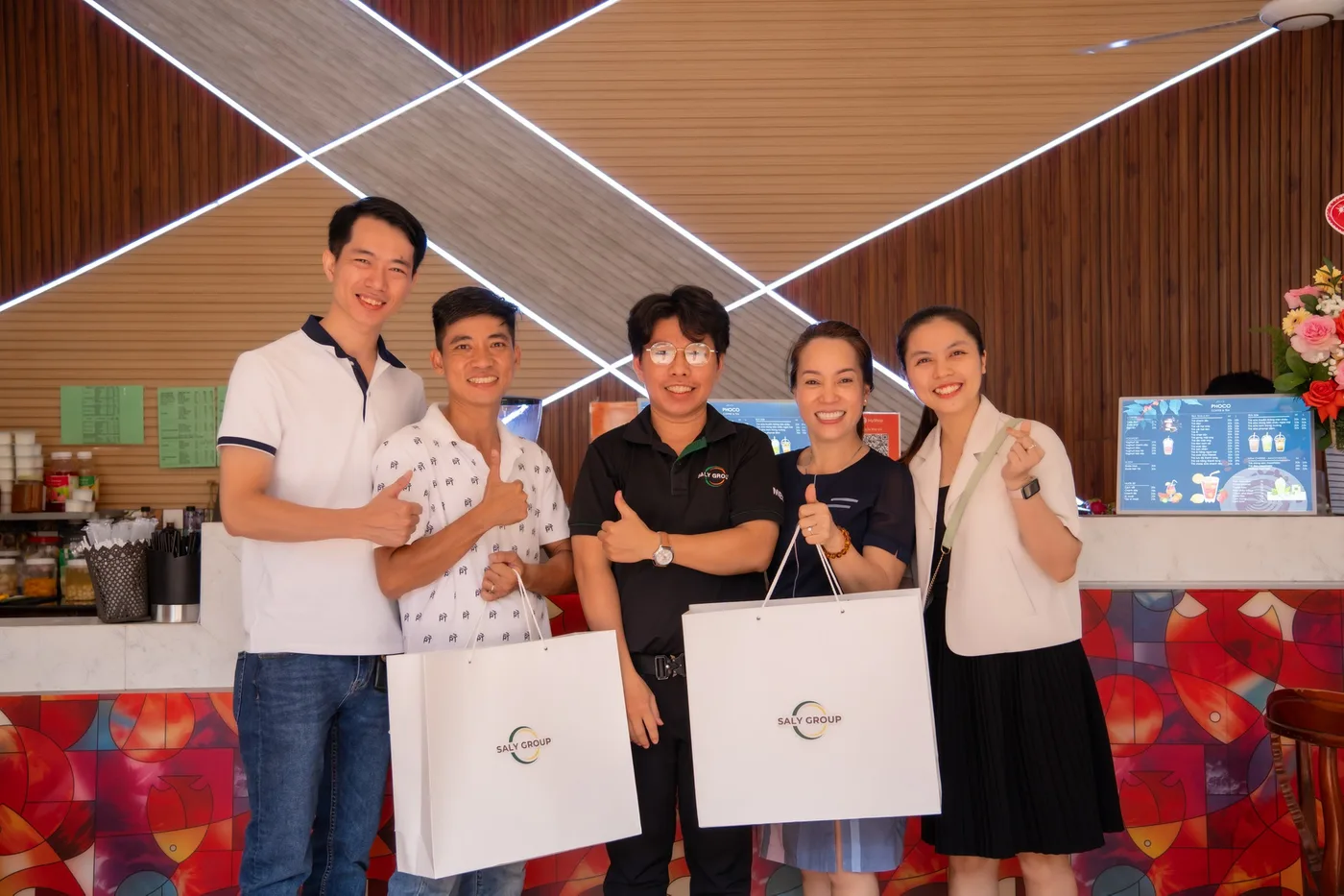 Học viên và đội ngũ học viện chụp ảnh lưu niệm trong quán vừa mở