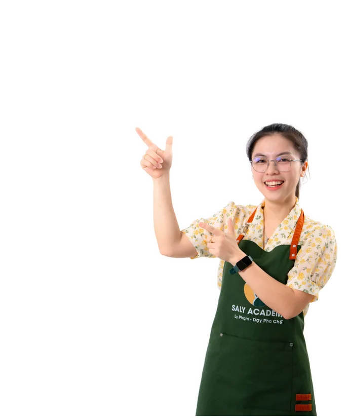 Giảng viên Ly Phạm trong tạp dề Saly Academy