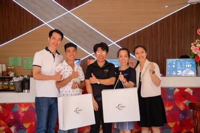 Giảng viên và học viên tại buổi thăm quán sau khóa học