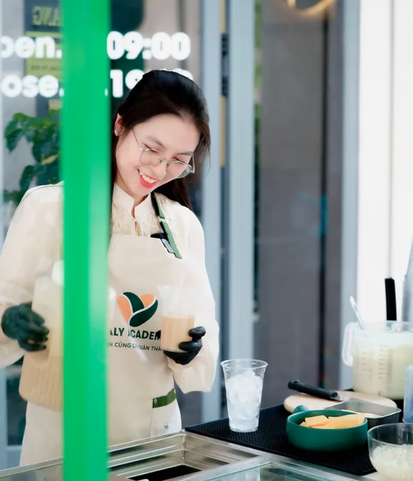 Quầy xe trà mẫu với bảng giờ mở cửa 09:00 và đóng cửa 19:00