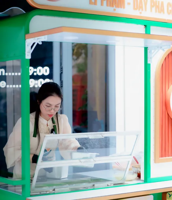 Học viên thao tác pha chế tại quầy xe trà mẫu của học viện