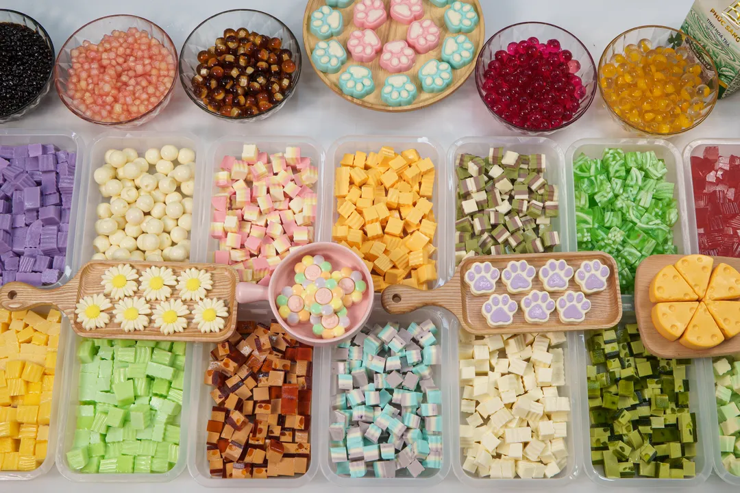 Khay topping thạch nhiều màu, trân châu và pudding tự nấu