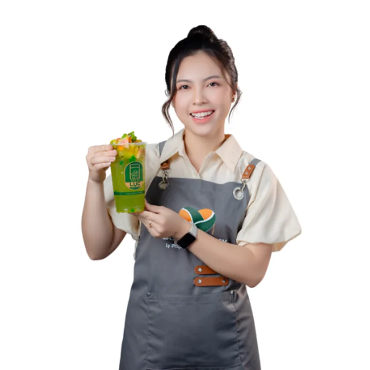 Giảng viên Ly Phạm cầm ly đồ uống trong đồng phục Saly Academy