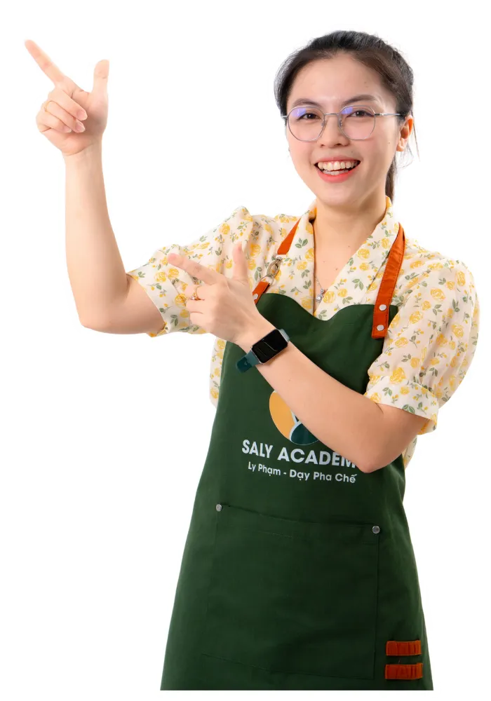 Giảng viên Ly Phạm trong đồng phục Saly Academy