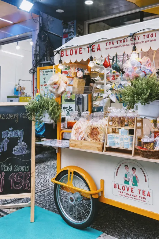 Xe trà Blove Tea bán trà trái cây tươi của học viên