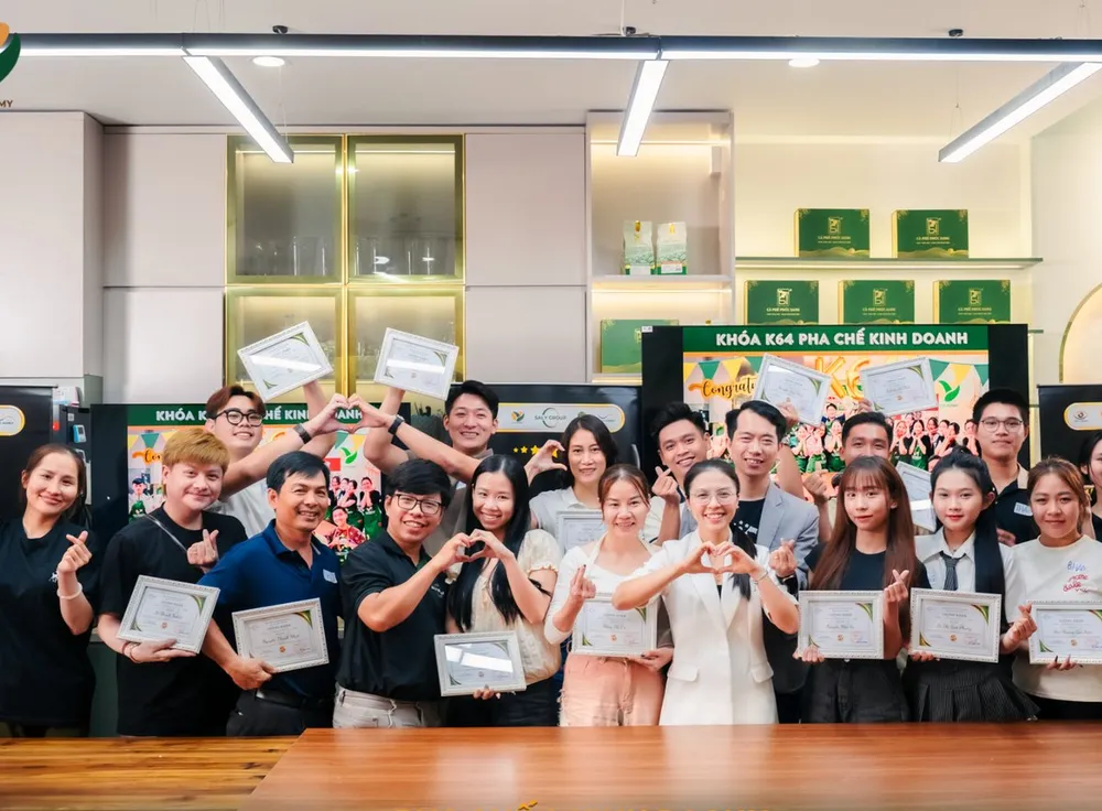 Cô Ly cùng học viên khóa K64 Pha chế kinh doanh nhận chứng nhận