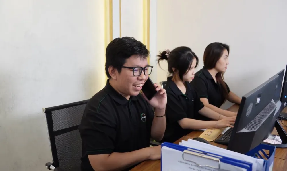 Đội trợ giảng SaLy đang gọi điện hỗ trợ học viên