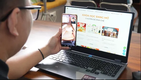 Trợ giảng hướng dẫn học viên thực hành qua video