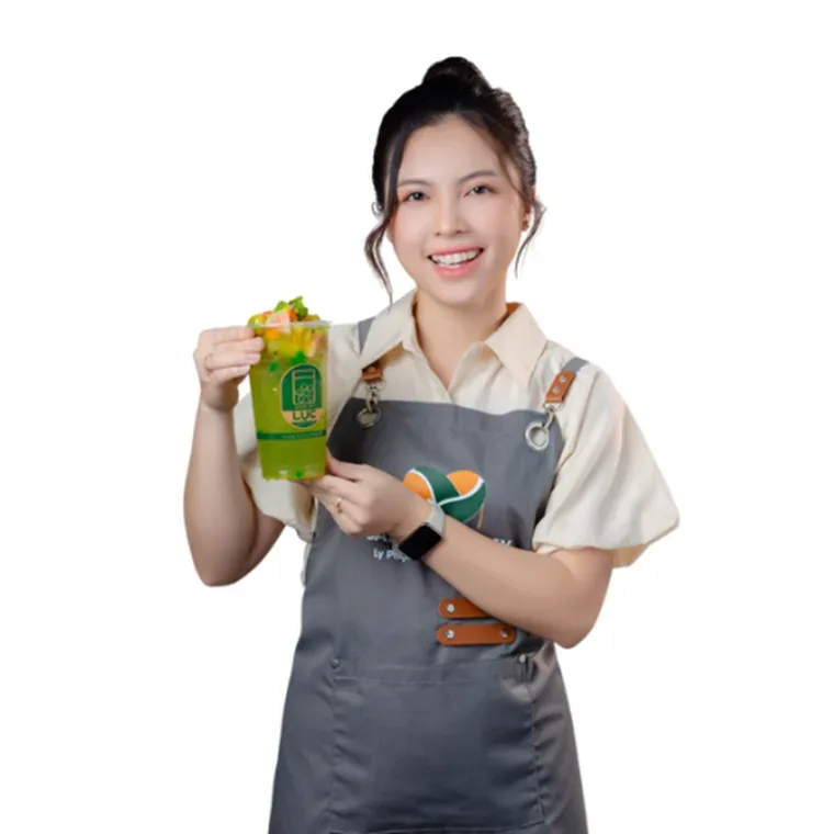 Giảng viên Ly Phạm cầm ly trà trái cây do học viên làm theo công thức khóa online